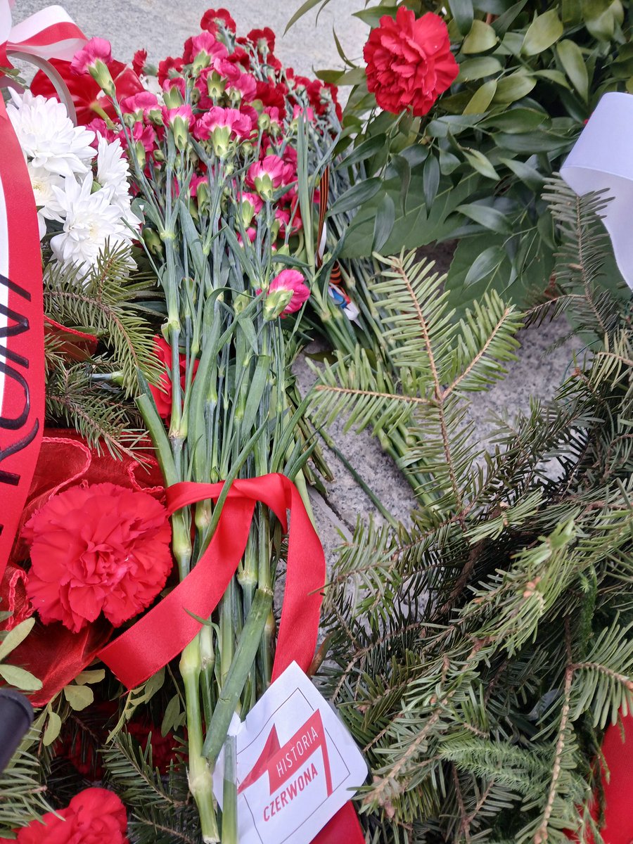 HCzerwona's tweet photo. Dzień Zwycięstwa nad faszyzmem. Złożyliśmy kwiaty na Cmentarzu Żołnierzy Radzieckich w Warszawie #antyfaszyzm https://t.co/Q55tCtsqns