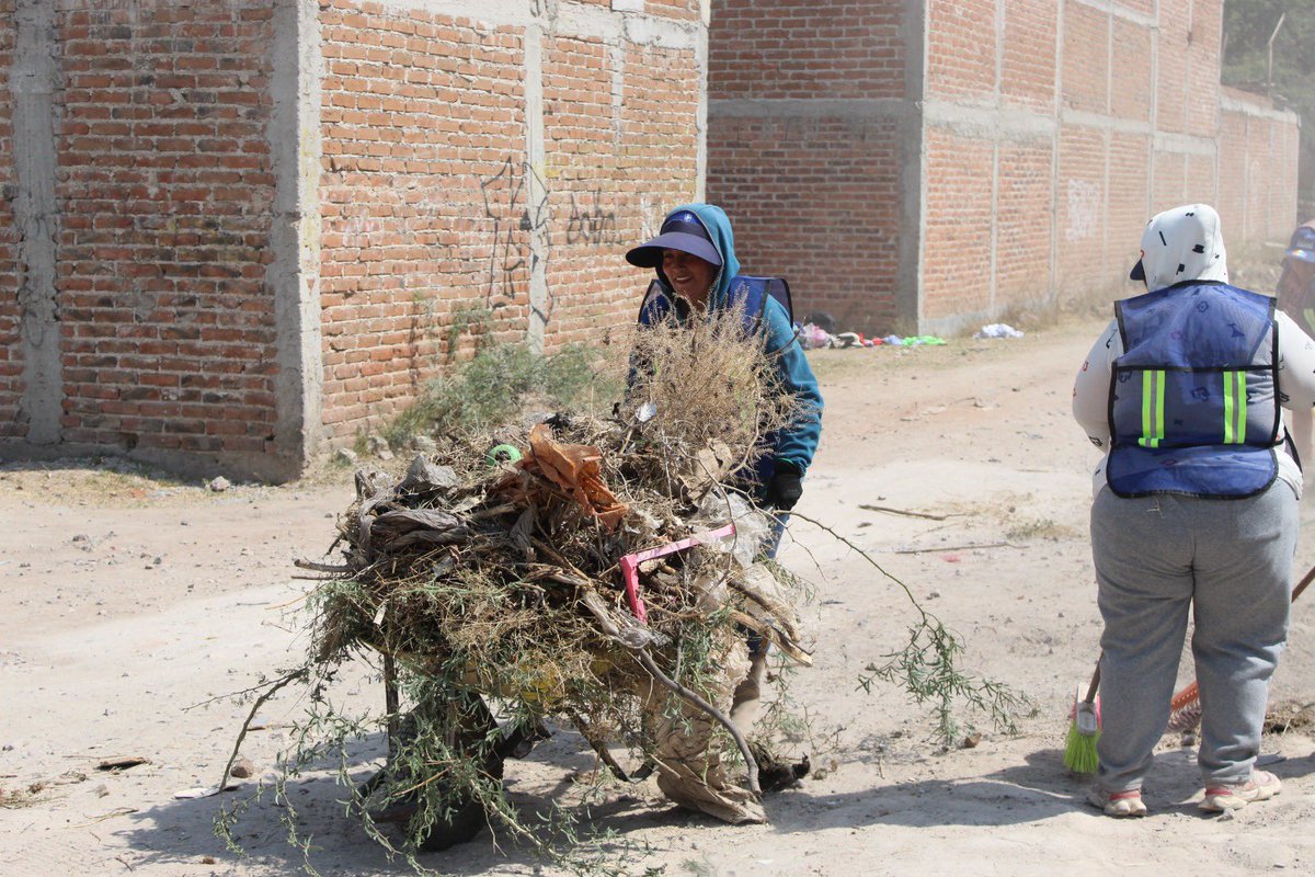 IMUVILEON's tweet photo. 💚 En León nos ayudamos entre todos 💙
Con “Ayúdate Ayudando” damos empleo temporal y capacitaciones a familias que transforman sus colonias con limpieza, rehabilitación de calles y cuidado de áreas verdes.
🌱🏡 #AyúdateAyudando #AvanzaLeón https://t.co/pFZIZ2nHfT