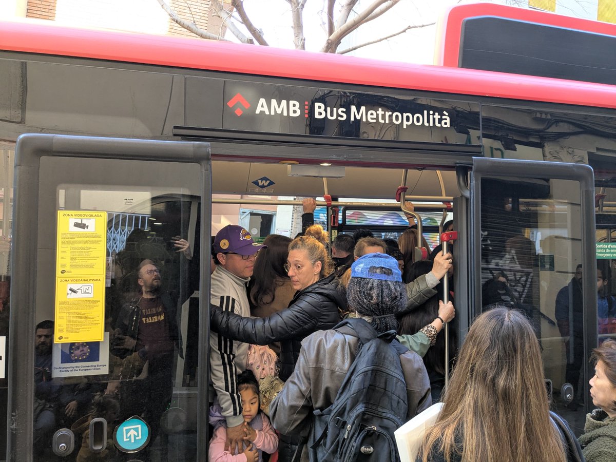 sants3radio's tweet photo. El veïnat de Sants i la Bordeta, al límit pel col·lapse del bus #V5: "Hi ha dies que no podem ni pujar".🚌
Al #SantsMontjuïcAlDia en @PauGatell entrevista @MaikalsCastanys, un dels usuaris que s'han organitzat.

🎧Audio👉https://t.co/frGReCjI8n
📰Notícia👉https://t.co/KjwNmzdzub https://t.co/QDZSVCcPZw
