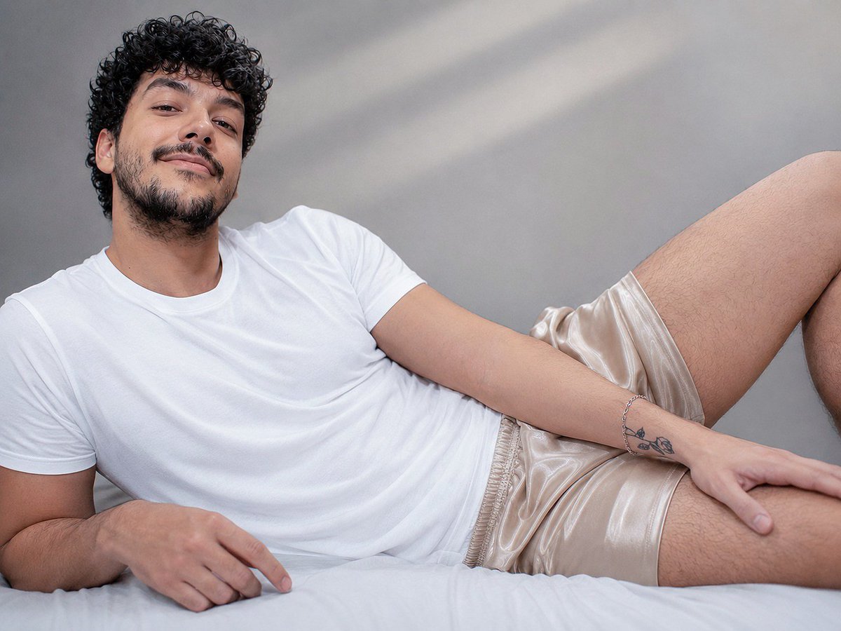 LJgyn167's tweet photo. Algumas conexões começam no olhar.
Outras… no silêncio entre uma mensagem e outra. Eu? vou deixando meu jeitinho me levar...

 #SoftMasculinity
#GayBrasil
#MenStyle
#GoodBoyEnergy
#GayMen https://t.co/PiBtKkTlcR