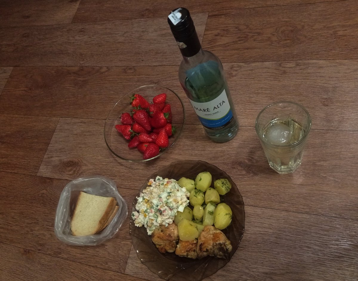 Ну опять праздник какой-то, ещё и моё любимое летнее вино 🥂
