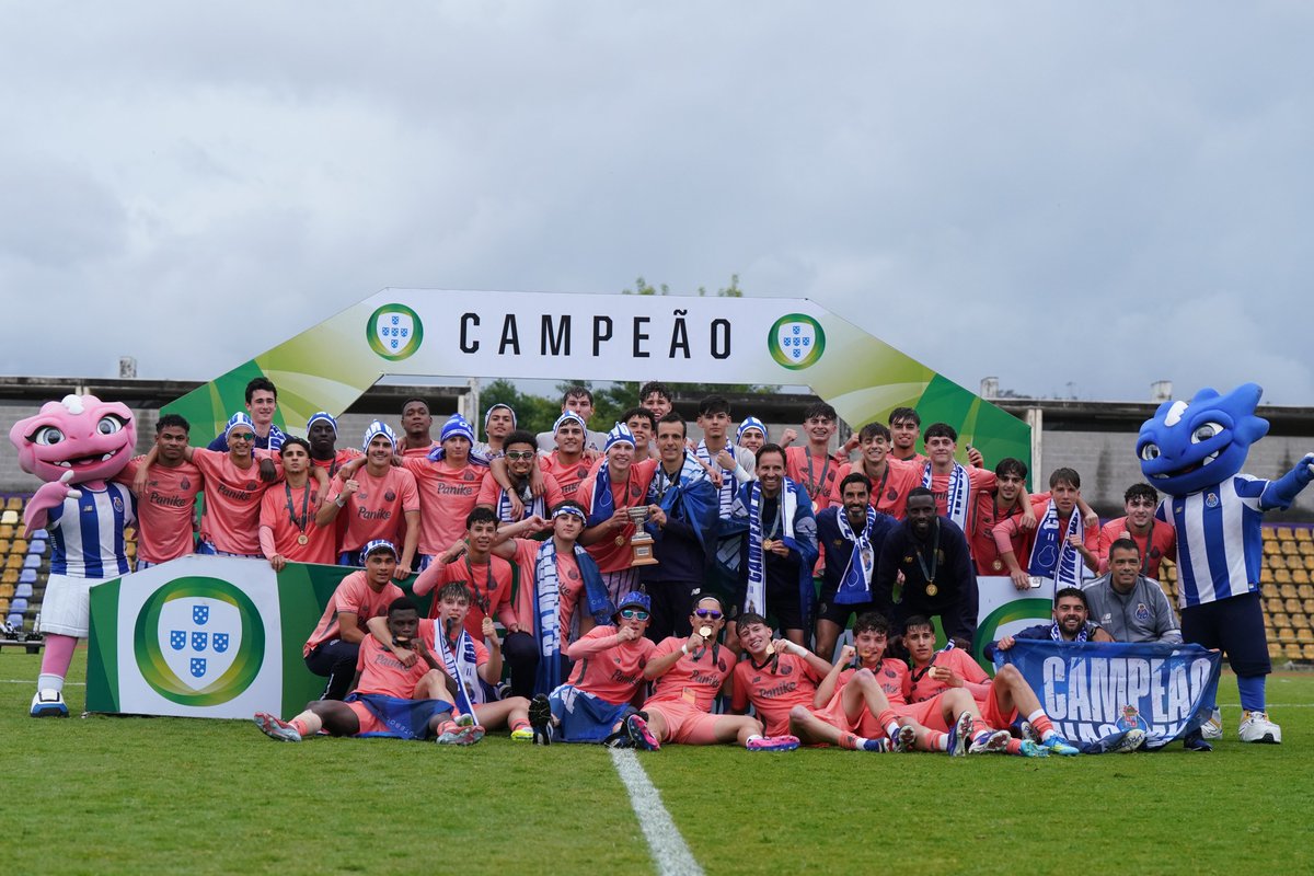 FCPorto's tweet photo. PORTO CAMPEÃO 🏆💙

#FCPortoSub19 https://t.co/NI7Y3ns1Kp
