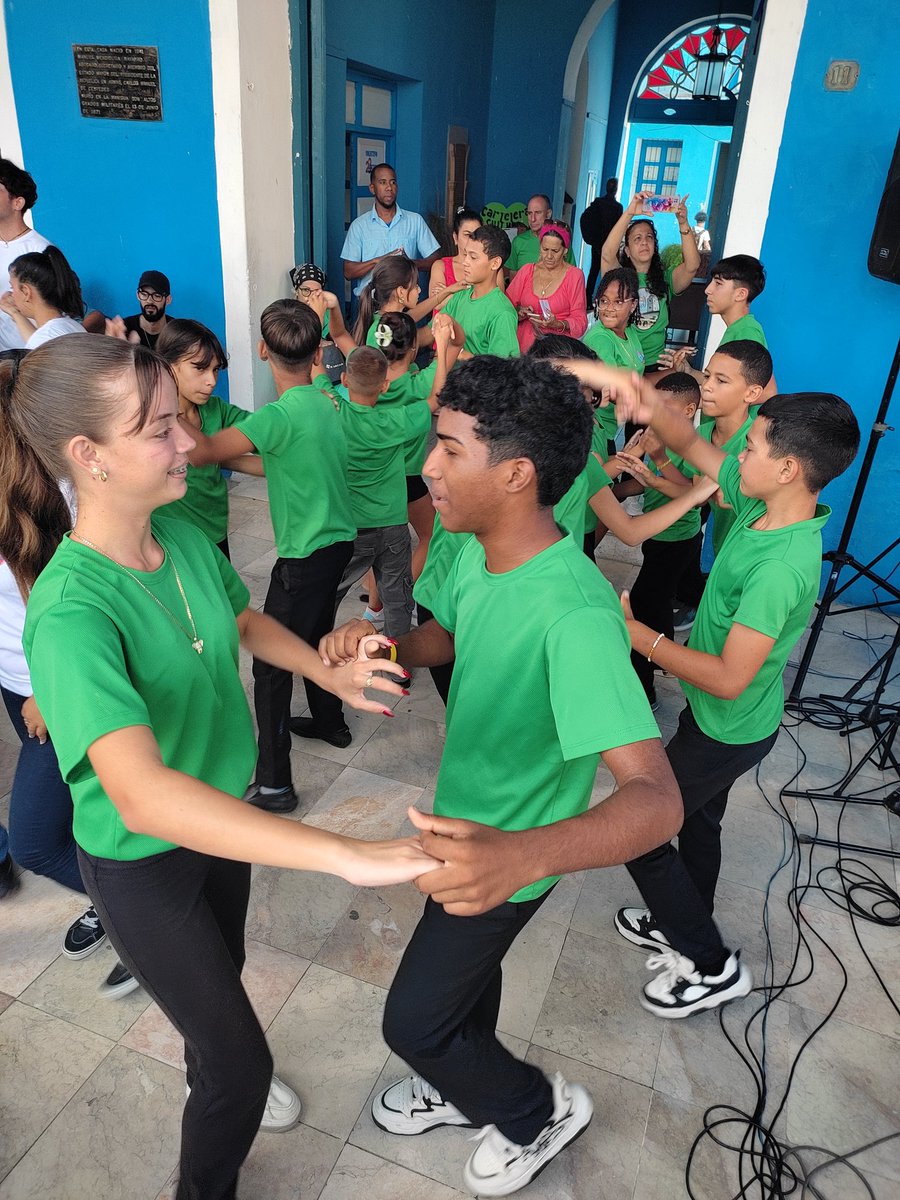 cpcc_sspiritus's tweet photo. Simultánea de Casino #hoy en la casa de cultura Osvaldo Mursulí Recarey
Retomando el Son bailando Casino.
Participación de instructores y bailadores, se une la brigada Haciendo Futuro, la más joven generación.
#SanctiSpiritusEnMarcha https://t.co/qO87YzWymo
