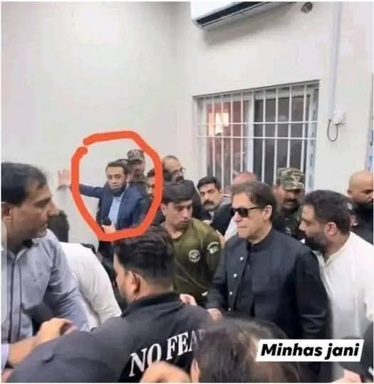 IsrarOffic1's tweet photo. جنگل کا بادشاہ جب چہل قدمی کرنے نکلتا ہے تو😁 تارڑ جیسے ڈنٹونک بندر  🐒 دیوار کا سہارا لے کر نظارہ کرنے نکل آتے ہیں یہ ہے تمہاری اوقات
@TararAttaullah https://t.co/dqeDW7iVVm