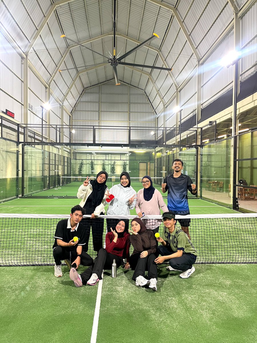 Dahh coba guyss, kesalahan fatal main padel pke sepatu running. Pas main sesi ke 2, dengkul ngilu smpe nembus hamstring rasanya kinyis kinyisss pas dibawa jalan🤏🏻😭