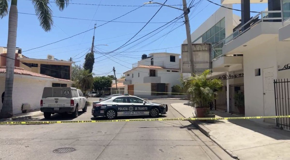 arehc's tweet photo. Balean casa donde vivía el gobernador con licencia @rochamoya_  hace años que está deshabitada en el sector las Quintas de #Culiacan #Sinaloa https://t.co/7DjRZ69VCZ