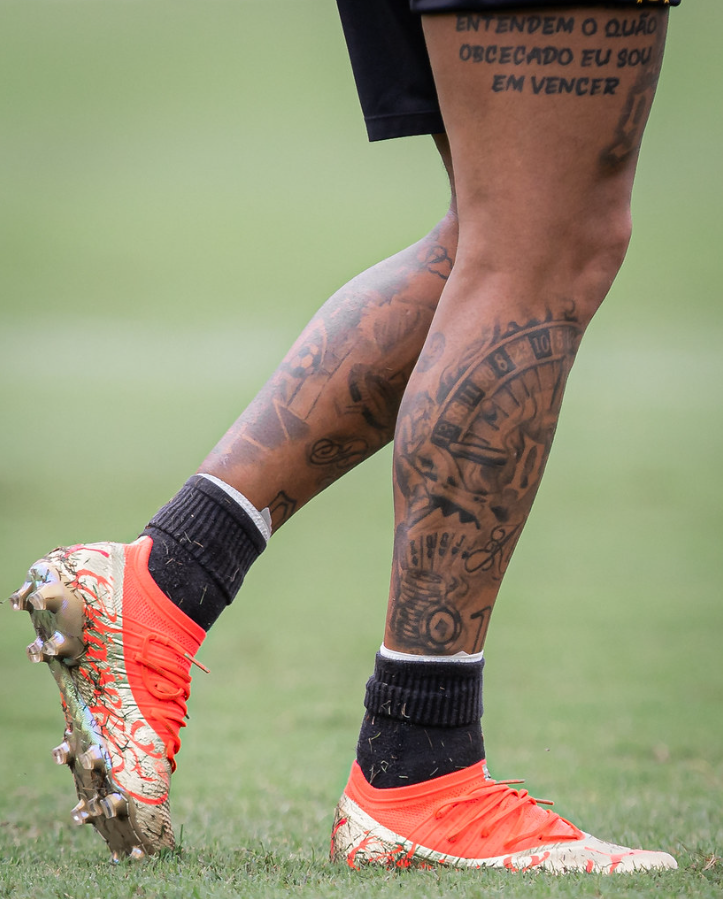 Neymar no treino de hoje. 📸

Essa chuteira te lembra algo?