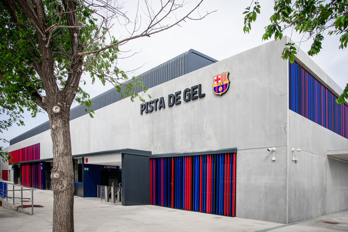 FCBhockeygel's tweet photo. 🤩 La pista de gel ja és una realitat! 🤩

🙌 Després de quatre anys, tornem a tenir pista per gaudir de l'hockey gel a casa

☺️ Ganes de tornar a veure'ns la temporada vinent, culers!

💙 Força Barça ❤️ https://t.co/Mn4FuAE3N3
