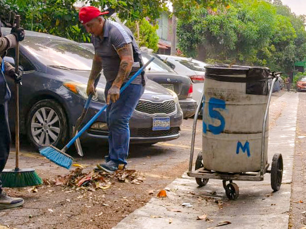 TheSivarTimes_'s tweet photo. El alcalde @marioduran impulsa la campaña “Los salvadoreños buenos no ensucian”, con la que busquen que la población se involucre en las labores de limpieza en su comunidad en coordinación con personal municipal. https://t.co/EwM4n58XU0