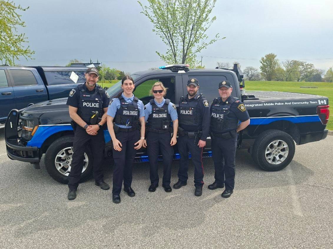 SarniaPolice's tweet photo. Today members of the Sarnia Police Service attended the Emergency Preparedness Day at Lambton College.

Officers had the opportunity to connect with children, parents, and other community members, sharing information about the role of police in promoting safety.

It was a successful and enjoyable day for everyone involved.
