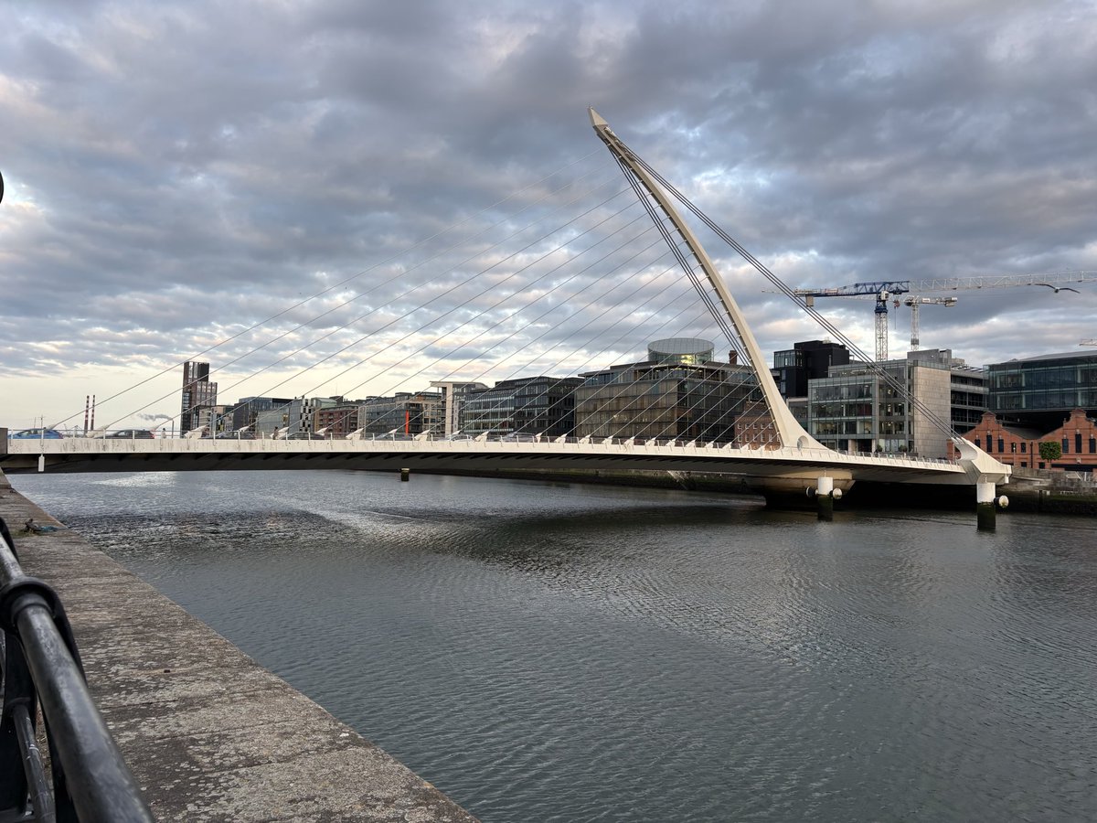 IlhamZbadi's tweet photo. Le Samuel Beckett Bridge est un pont pivotant à haubans situé sur la rivière Liffey à Dublin, conçu par l’architecte et ingénieur espagnol Santiago Calatrava. Inauguré en 2009, il constitue un exemple remarquable d’ingénierie structurelle contemporaine mêlant esthétique biomimétique et performance mécanique.

Le pont appartient à la catégorie des :

- ponts à haubans asymétriques ;
- ponts pivotants (swing bridge) ;
- structures mixtes acier-béton.

Sa silhouette évoque une harpe celtique, symbole national irlandais, grâce à un pylône incliné soutenant le tablier par un réseau de câbles tendus.

Le Samuel Beckett Bridge et le Puente del Alamillo à Séville en Espagne ont des similitudes très fortes, et ce n’est pas un hasard : ils ont été conçus par le même ingénieur-architecte, Santiago Calatrava.

Les grandes similitudes

1. Structure asymétrique

Les deux ponts utilisent une géométrie asymétrique très caractéristique :

- un pylône fortement incliné ;
- des haubans disposés en éventail ;
- une silhouette dynamique donnant une impression de mouvement.

Cette asymétrie rompt avec les ponts à haubans classiques souvent symétriques.

2. Expression visible des forces

Calatrava aime rendre les forces “lisibles” visuellement.

Dans les deux ouvrages :

- les câbles montrent directement les efforts de traction ;
- le pylône exprime la compression ;
- l’équilibre global devient presque “anatomique”.

Chez Calatrava, l’ingénierie devient presque organique.