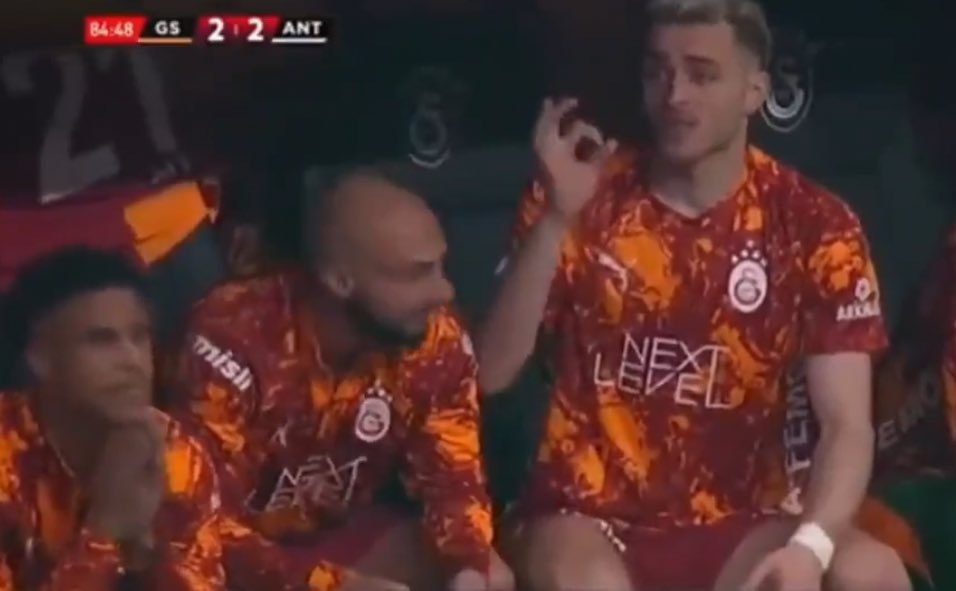 BaIkolik's tweet photo. Dakika 85 baris Alper Fener 3-0 onde diyor. Cidden icinize siniyor mu su goruntu? https://t.co/ZzUIuvpkCa