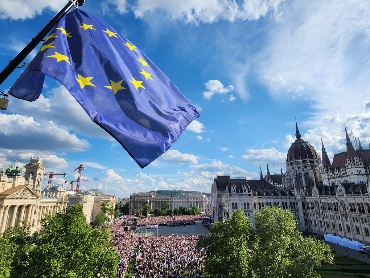 🇪🇺 Mindenkinek szép Europa napot kívánok! 

🇭🇺 És sok sikert az új Ministerelnöknek!

(Az Ambassade de France en Hongrie - Francia Nagykövetség erkélyről)