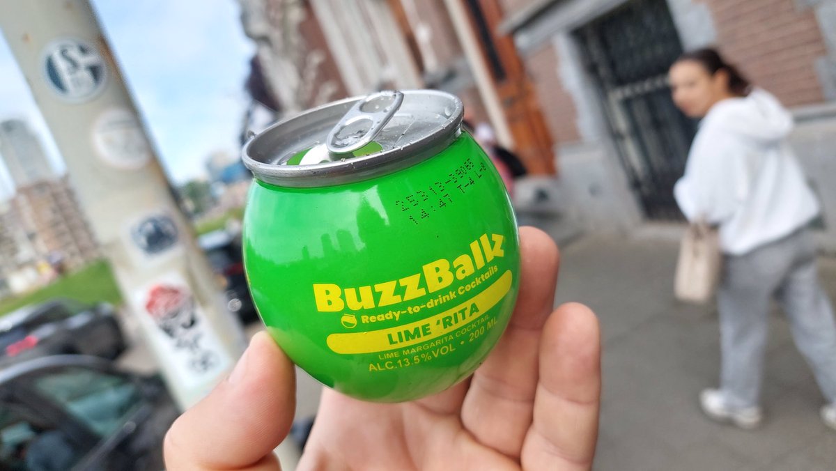 zwerfieRdam's tweet photo. Dit nieuwste sjoemelblikje vinden we sinds enkele weken veelvuldig bij het zwerfafval. 

@BUZZBALLZ is een mixdrankje zonder #statiegeld. De verpakking is ook een mix: flesje met blikje. De verklaring voor de doorbraak is waarschijnlijk dat @AholdDelhaize het sinds kort verkoopt. https://t.co/PPdLou48vc