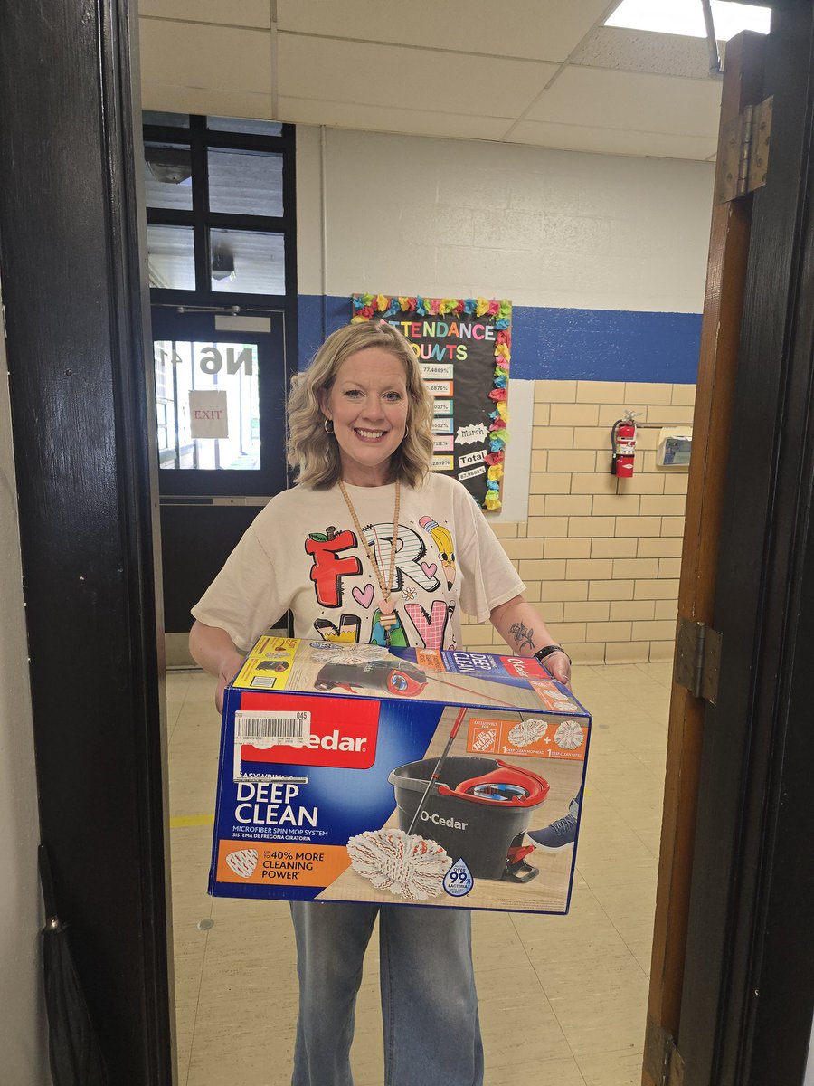 AlexanderEle900's tweet photo. 👀Our Teachers deserve so much!🦺 They have a job like no other! 👷‍♀️ We appreciate them greatly! 💙🤍💚💛Thank you to our sponsors for helping us gift 🎁our teachers with great prizes this week! @JMCSchools @suptking https://t.co/hrtF0NrpRM