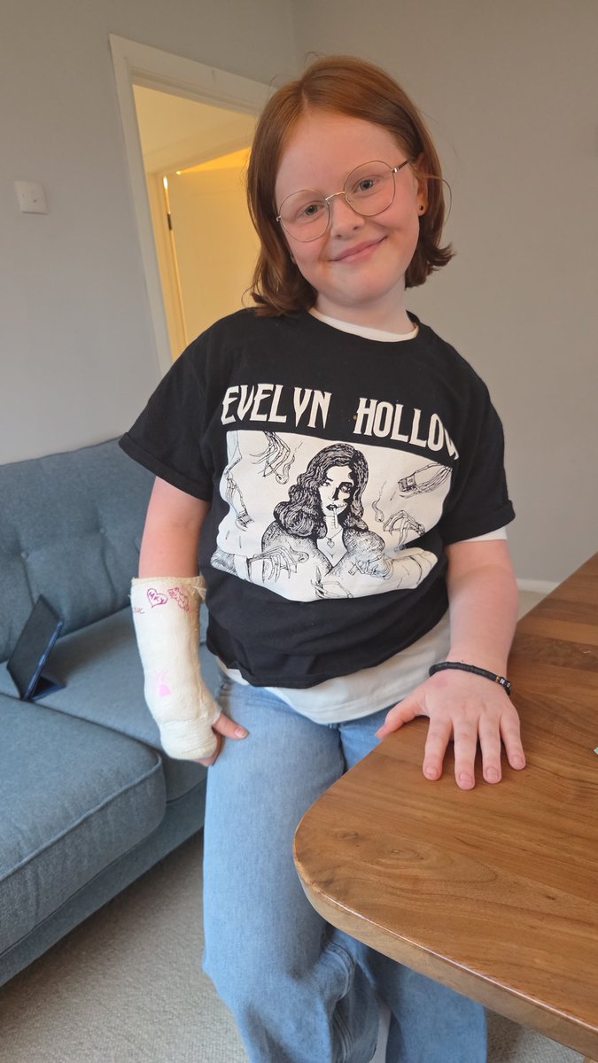 Prof_K_CFC's tweet photo. Daisy's wrist might be broken but her spirit certainly isn't! 👻👽 #TeamBeliever @uncannypodlive @danny_robins https://t.co/1ANe7b86aP