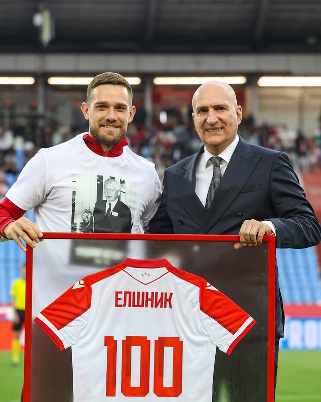 crvenazvezdafk's tweet photo. Prvotimac Crvene zvezde Timi Maks Elšnik je u polufinalu Kupa Srbije odigrao 100. utakmicu u crveno-belom dresu. Simboličan dres sa brojem 100 je fudbaleru pred utakmicu sa ekipom Novog Pazara uručio sportski direktor Crvene zvezde Mitar Mrkela.

🔴⚪️ #fkcz https://t.co/841M9xAqCE