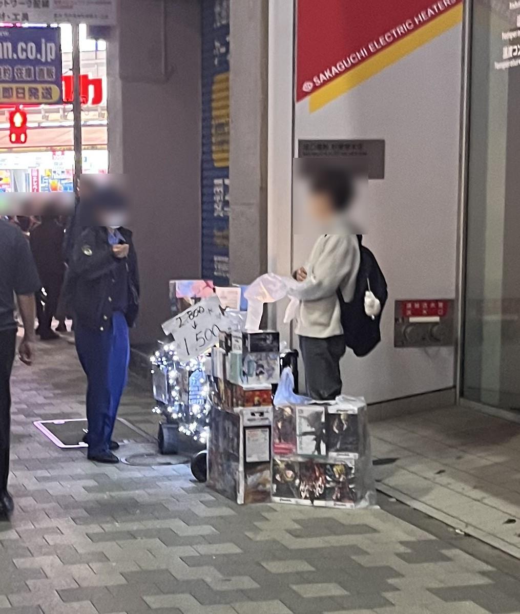 ayako_fox_tw's tweet photo. 秋葉原の路上フィギュア販売。
110番通報が入っているのか、警察官による度々の臨場により厳しく指導をされています。
しかし…今のところ販売は続行。改善は無いようです。

行商を偽ることで何年も不当な利益を得てしまっていますから当人は激しく抵抗するでしょうね。
┐(´д｀)┌ﾔﾚﾔﾚ https://t.co/wiTpzBhe1E