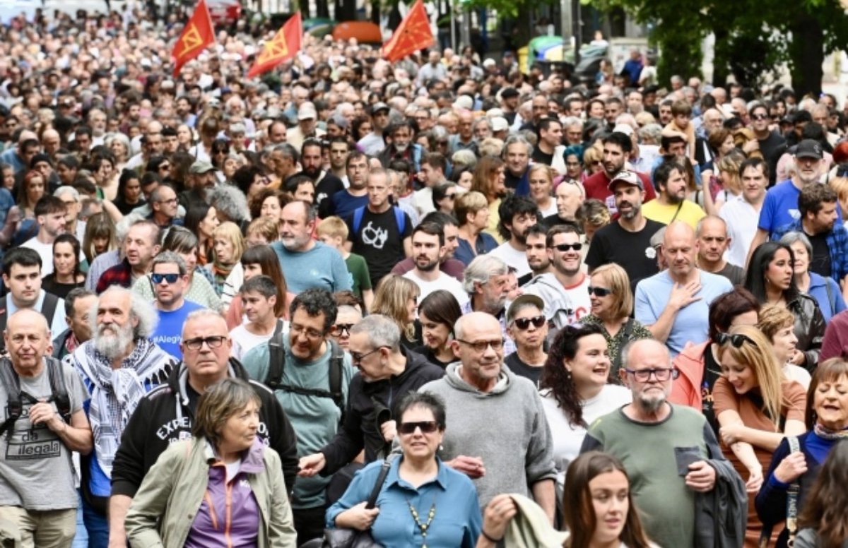 ideiazabaldub's tweet photo. Milaka lagunek euskaraz bizitzeko eta lan egiteko eskubidea aldarrikatu dute Bilbon.

ELAk eta LABek ausardia eskatu diete alderdi politikoei.

«@eajpnv-k bere burua askatu behar du PSErekin dituen hipoteka politikoetatik, eta hari beto eskubidea ukatu» 🎯 https://t.co/znoINvX1p2