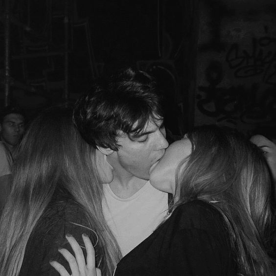 NoahPerezX's tweet photo. Entrevisté a 20 mujeres que abandonaron sus relaciones “perfectas” y les pregunté qué era lo que realmente les faltaba.

Sus respuestas no fueron las que esperaba.

Nadie mencionó dinero, romance o incluso tiempo juntos.

Esto es lo que realmente dijeron… https://t.co/ptFnAFUHWW