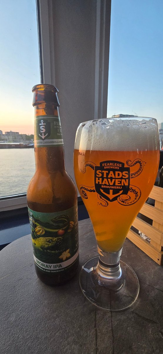 DJThuis's tweet photo. Genieten van mijn verjaardagscadeau 
#Rotterdam #Haven #Biertje https://t.co/evPYH4IipN