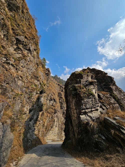 Did you know there’s a road in Italy carved directly into cliff walls? 😳