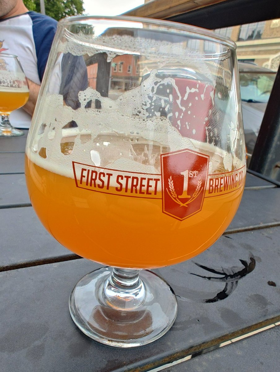 lilbluesquatch's tweet photo. Hanging. π€π» #patiobeers #drinklocal #befirstclass https://t.co/Fhl64GHV04