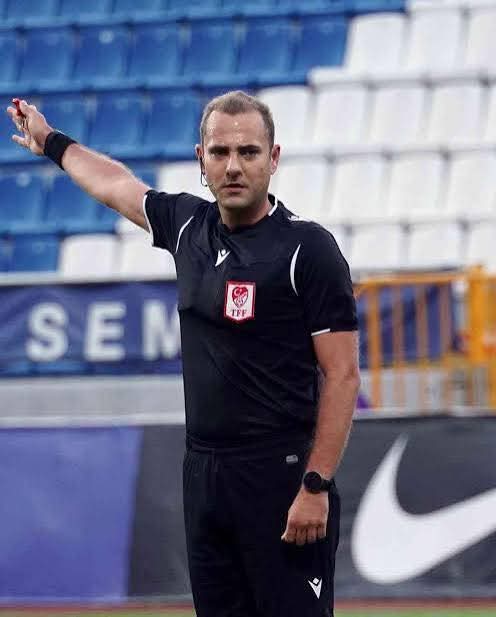 KaptanGalip's tweet photo. Çağdaş Altay denen hakem kupa töreninde mutlaka olmalı.. İlk gol ofsayt, penaltı tam bir komedi ve aldığı talimat ile galatasarayı şampiyon yaptı.. #GSvANT #KONvFB #FenerinMaçıVar https://t.co/f7Go0uBpgm