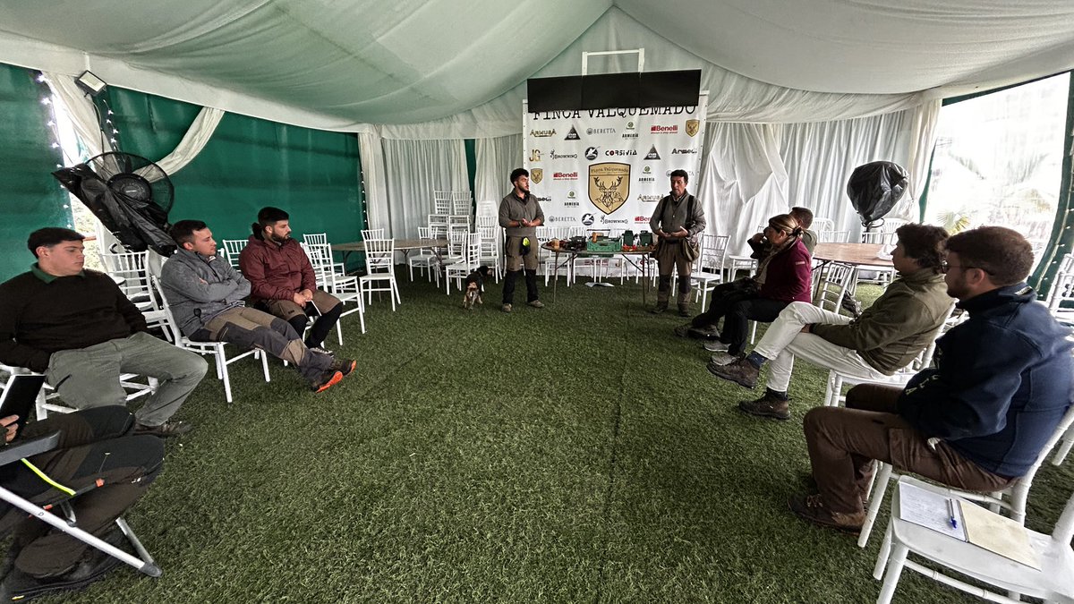 LancesCanalSur's tweet photo. Hoy hemos grabado, en el incomparable marco del campo de tiro Valquemado, en el municipio sevillano de El Castillo de las Guardas, un interesantísimo curso de iniciación al adiestramiento del perro de caza y al tiro a piezas de caza. @andaluciacaza @RFECaza https://t.co/lhCbut6Fv0