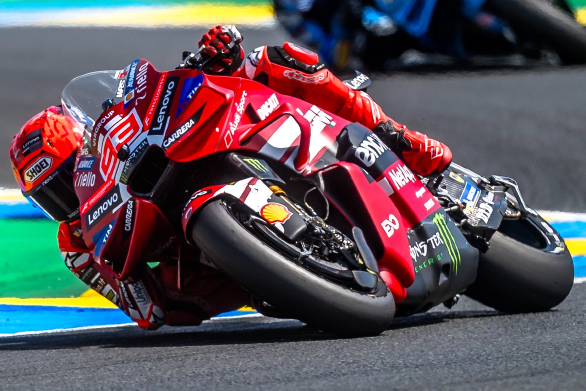 AlessioPiana130's tweet photo. #MotoGP #FrenchGP 

LE CONDIZIONI DI MARC MARQUEZ: PUNTO PER PUNTO IN VISTA DELLA (DOPPIA) OPERAZIONE DI DOMANI A MADRID

Quando si parla di salute, non si scherza. Speculare, come qualcuno ha fatto negli ultimi mesi, rientra nella disinformazione. Teorizzare sul ritiro e possibili scenari privi di fondamento, altresì va a collocarsi alla classificazione di sciacallaggio mediatico. Manifestazioni di inciviltà non attinenti al motociclismo. Oltre alla condizione fisica, Marc Marquez si è dovuto confrontare con alcuni (discutibili) esponenti di media e del mondo social. Individui (o presunti tali, considerando l'inciviltà succitata) condannabili che hanno invitato il 9 volte Campione del Mondo a proteggersi, comunicando giocoforza soltanto in data odierna che, a prescindere dalla frattura al quinto metatarso del piede destro riportata oggi a Le Mans, si sarebbe sottoposto ad un intervento alla spalla destra dopo il Gran Premio di Catalunya. Punto per punto, facciamo un po' il quadro della situazione in base a quanto reso noto dal diretto interessato.

📌 A seguito della caduta al penultimo giro della Sprint, Marc Marquez ha rimediato una frattura al quinto metatarso del piede destro che lo costringerà giocoforza a saltare la gara di domani a Le Mans ed il Gran Premio di Montmelò in programma settimana prossima. Potenziale rientro per la tappa del Mugello di fine mese;

📌 Senza questo infortunio, Marquez si sarebbe in ogni caso sottoposto nei giorni successivi al Gran Premio di Catalunya ad un'operazione alla spalla destra. Infortunata a Mandalika (centrato in gara da Marco Bezzecchi riportando la frattura del coracoide e lesione dei legamenti), recuperata nel frattempo, ma una delle due viti di fissaggio (una è "storta", l'altra è "rotta" e di quest'ultima parliamo nello specifico) ha generato un grave problema: si è spostata di 1-2mm, toccando ora il nervo radiale del braccio destro;

📌 Interessando il nervo radiale, il muscolo del braccio è soggetto a delle reazioni improvvise. Registratesi nell'ultimo periodo, non prima. L'infortunio alla spalla destra di Mandalika risulta pienamente recuperato. Non il discorso attinente la vite che tocca il nervo radiale: comporta reazioni improvvise del braccio alla guida di una MotoGP, con cadute improvvise (si può così spiegare quella di Jerez in gara, oltre che quella odierna a Le Mans come candidamente ammesso dal diretto interessato) ed un rendimento incostante. Non riscontrabile quando si allena con la Panigale V2 in pista o con la Desmo450 MX nell'offroad, ma soltanto in sella alla Desmosedici GP;

📌 Nei primi Gran Premi alla spalla destra di Marc Marquez mancava un po' di forza. Nelle Sprint (con annesso serbatoio più piccolo e, pertanto, anche più di 10kg in meno di peso rispetto alla gara lunga) non faticava. Soffriva nei primi giri delle gare di domenica a serbatoio pieno e, man mano che si svuotava, trovava il ritmo. Tanto che spesso viaggiava sui riferimenti cronometrici di chi poi le gare lunghe le ha vinte. Il problema inerente la vite rotta che tocca il nervo radiale si è presentato in seguito, scoperto da Marquez dopo Jerez. Per togliersi il pensiero ha effettuato una visita medica di controllo che ha acclarato come la succitata vite si sia spostata rispetto al passato, interessando il nervo radiale. Procedendo nella definizione di un intervento che si prospetta lungo (andrà sotto i ferri a Madrid), ma atto ad una risoluzione del problema, con la possibilità che per il Mugello sia tutto in ordine;

📌 Su queste viti si era parlato a lungo lo scorso mese di novembre con notizie non ufficiali e non confermate. Marc Marquez disse "Solo io ed il mio fisioterapista conosciamo cosa c'è nel mio braccio destro". Le due viti (una rotta, l'altra storta, attinenti a pregressi interventi) non destavano preoccupazione. Il problema si è presentato soltanto nell'ultimo periodo. All'epoca era pura e semplice speculazione giornalistica. Così come il discorso inerente il recupero dalla spalla infortunata a Mandalika: il 93 su questo è completamente ristabilito. I due temi (la vite rotta e la spalla infortunata in Indonesia) non sono collegati;

📌 Parlando delle due viti, Marc Marquez dichiarò quanto segue lo scorso mese di novembre. "Ci sono state molte speculazioni al riguardo di questa vite, ma non c'è nulla di vero in base a quanto è stato detto e riportato. Quando sono caduto in Indonesia sono stato sottoposto ad una RX presso la clinica locale e Carlos, il fisioterapista che mi segue sempre e conosce perfettamente la mia situazione, subito è intervenuto per dire ai medici di non preoccuparsi una volta che, esaminando la radiografia, avrebbero visto quelle due viti. Sono dovute ad un precedente intervento chirurgico (latarjet eseguito nel 2019 per evitare le continue lussazioni alla spalla, ndr). A seguito della frattura dell'omero a Jerez 2020 una vite si è rotta ed una si è piegata. Ho corso così per tutto questo periodo, pertanto ci convivo con tutto ciò". Pertanto non è nulla di nuovo e le problematiche si sono presentate in seguito (nell'ultimo periodo) e non è strettamente collegato all'infortunio alla spalla di Mandalika 2025;

📌 Marc Marquez, guardando il bicchiere mezzo pieno, quasi è parso "sollevato". Con l'infortunio al quinto metatarso del piede destro, farà "tutto insieme" domani a Madrid: doppia operazione per sistemare piede e la vite rotta (verrà tolta) di fissaggio della spalla destra. Guardando sempre l'aspetto positivo: "A tutto questo c'è una soluzione e siamo riusciti ad individuarla". Non propriamente le parole di chi ha deciso di alzare bandiera bianca.