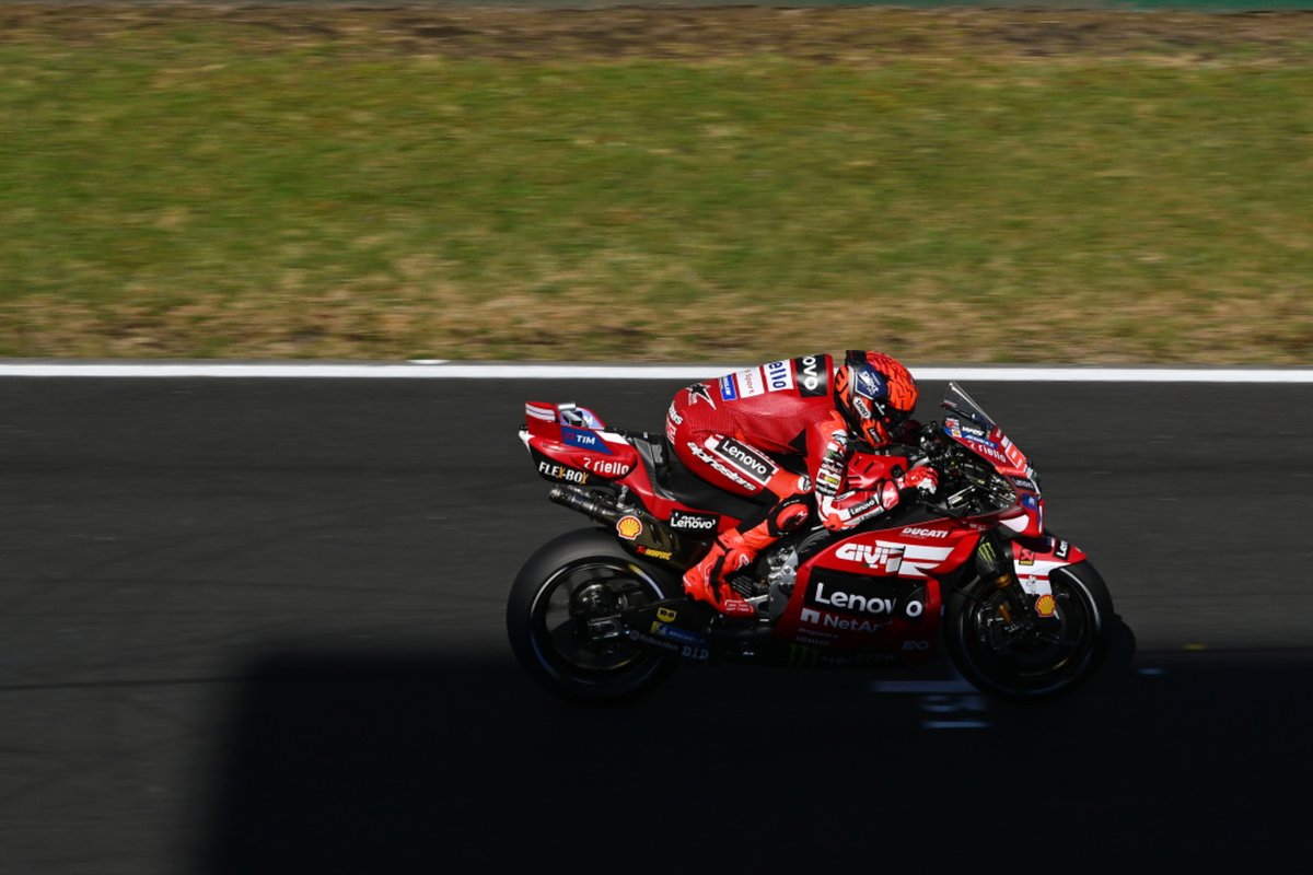AlessioPiana130's tweet photo. #MotoGP #FrenchGP 

LE CONDIZIONI DI MARC MARQUEZ: PUNTO PER PUNTO IN VISTA DELLA (DOPPIA) OPERAZIONE DI DOMANI A MADRID

Quando si parla di salute, non si scherza. Speculare, come qualcuno ha fatto negli ultimi mesi, rientra nella disinformazione. Teorizzare sul ritiro e possibili scenari privi di fondamento, altresì va a collocarsi alla classificazione di sciacallaggio mediatico. Manifestazioni di inciviltà non attinenti al motociclismo. Oltre alla condizione fisica, Marc Marquez si è dovuto confrontare con alcuni (discutibili) esponenti di media e del mondo social. Individui (o presunti tali, considerando l'inciviltà succitata) condannabili che hanno invitato il 9 volte Campione del Mondo a proteggersi, comunicando giocoforza soltanto in data odierna che, a prescindere dalla frattura al quinto metatarso del piede destro riportata oggi a Le Mans, si sarebbe sottoposto ad un intervento alla spalla destra dopo il Gran Premio di Catalunya. Punto per punto, facciamo un po' il quadro della situazione in base a quanto reso noto dal diretto interessato.

📌 A seguito della caduta al penultimo giro della Sprint, Marc Marquez ha rimediato una frattura al quinto metatarso del piede destro che lo costringerà giocoforza a saltare la gara di domani a Le Mans ed il Gran Premio di Montmelò in programma settimana prossima. Potenziale rientro per la tappa del Mugello di fine mese;

📌 Senza questo infortunio, Marquez si sarebbe in ogni caso sottoposto nei giorni successivi al Gran Premio di Catalunya ad un'operazione alla spalla destra. Infortunata a Mandalika (centrato in gara da Marco Bezzecchi riportando la frattura del coracoide e lesione dei legamenti), recuperata nel frattempo, ma una delle due viti di fissaggio (una è "storta", l'altra è "rotta" e di quest'ultima parliamo nello specifico) ha generato un grave problema: si è spostata di 1-2mm, toccando ora il nervo radiale del braccio destro;

📌 Interessando il nervo radiale, il muscolo del braccio è soggetto a delle reazioni improvvise. Registratesi nell'ultimo periodo, non prima. L'infortunio alla spalla destra di Mandalika risulta pienamente recuperato. Non il discorso attinente la vite che tocca il nervo radiale: comporta reazioni improvvise del braccio alla guida di una MotoGP, con cadute improvvise (si può così spiegare quella di Jerez in gara, oltre che quella odierna a Le Mans come candidamente ammesso dal diretto interessato) ed un rendimento incostante. Non riscontrabile quando si allena con la Panigale V2 in pista o con la Desmo450 MX nell'offroad, ma soltanto in sella alla Desmosedici GP;

📌 Nei primi Gran Premi alla spalla destra di Marc Marquez mancava un po' di forza. Nelle Sprint (con annesso serbatoio più piccolo e, pertanto, anche più di 10kg in meno di peso rispetto alla gara lunga) non faticava. Soffriva nei primi giri delle gare di domenica a serbatoio pieno e, man mano che si svuotava, trovava il ritmo. Tanto che spesso viaggiava sui riferimenti cronometrici di chi poi le gare lunghe le ha vinte. Il problema inerente la vite rotta che tocca il nervo radiale si è presentato in seguito, scoperto da Marquez dopo Jerez. Per togliersi il pensiero ha effettuato una visita medica di controllo che ha acclarato come la succitata vite si sia spostata rispetto al passato, interessando il nervo radiale. Procedendo nella definizione di un intervento che si prospetta lungo (andrà sotto i ferri a Madrid), ma atto ad una risoluzione del problema, con la possibilità che per il Mugello sia tutto in ordine;

📌 Su queste viti si era parlato a lungo lo scorso mese di novembre con notizie non ufficiali e non confermate. Marc Marquez disse "Solo io ed il mio fisioterapista conosciamo cosa c'è nel mio braccio destro". Le due viti (una rotta, l'altra storta, attinenti a pregressi interventi) non destavano preoccupazione. Il problema si è presentato soltanto nell'ultimo periodo. All'epoca era pura e semplice speculazione giornalistica. Così come il discorso inerente il recupero dalla spalla infortunata a Mandalika: il 93 su questo è completamente ristabilito. I due temi (la vite rotta e la spalla infortunata in Indonesia) non sono collegati;

📌 Parlando delle due viti, Marc Marquez dichiarò quanto segue lo scorso mese di novembre. "Ci sono state molte speculazioni al riguardo di questa vite, ma non c'è nulla di vero in base a quanto è stato detto e riportato. Quando sono caduto in Indonesia sono stato sottoposto ad una RX presso la clinica locale e Carlos, il fisioterapista che mi segue sempre e conosce perfettamente la mia situazione, subito è intervenuto per dire ai medici di non preoccuparsi una volta che, esaminando la radiografia, avrebbero visto quelle due viti. Sono dovute ad un precedente intervento chirurgico (latarjet eseguito nel 2019 per evitare le continue lussazioni alla spalla, ndr). A seguito della frattura dell'omero a Jerez 2020 una vite si è rotta ed una si è piegata. Ho corso così per tutto questo periodo, pertanto ci convivo con tutto ciò". Pertanto non è nulla di nuovo e le problematiche si sono presentate in seguito (nell'ultimo periodo) e non è strettamente collegato all'infortunio alla spalla di Mandalika 2025;

📌 Marc Marquez, guardando il bicchiere mezzo pieno, quasi è parso "sollevato". Con l'infortunio al quinto metatarso del piede destro, farà "tutto insieme" domani a Madrid: doppia operazione per sistemare piede e la vite rotta (verrà tolta) di fissaggio della spalla destra. Guardando sempre l'aspetto positivo: "A tutto questo c'è una soluzione e siamo riusciti ad individuarla". Non propriamente le parole di chi ha deciso di alzare bandiera bianca.
