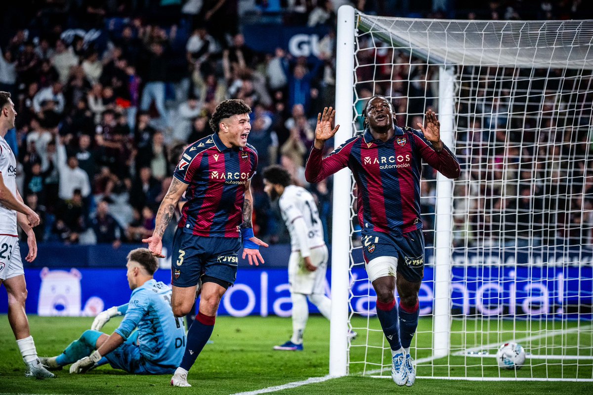 ismaelete's tweet photo. Aquí os dejo el directo de hoy. 
💙❤️ El @LevanteUD está muy vivo. 

😄 La alegría de otra demostración de resistencia. Otra final ganada y a por la siguiente. La terapia... con alegría. Del 0-2 a la locura del 3-2 de Etta. 

🔎 Sensaciones, valoraciones y notas con @davtomgreen y el resto del chat. Olasa, Oriol, Espí y los goleadores Víctor García y Etta Eyong, nuestro Top 5. 

🏟️ El ‘factor Ciutat’. 16 puntos de 18 en los últimos 6 partidos en casa. 

⚽️ Etta Eyong rompe un maleficio de 194 días sin ver puerta y se reconcilia con el gol en el mejor momento posible. 

⚽️⚽️ Víctor García firma el doblete más rápido de LaLiga 2025/2026, sus primeros goles con el Levante y su segundo y tercer gol en Primera. El primero se lo hizo al Valencia en Mestalla con el Valladolid.

💪🏻 Otro número de récord: los 35 remates que ejecutó el Levante suponen el mejor registro hasta el momento del curso. 

🌎 Los números de Europa del Levante en 2026, aunque aún no abandona el penúltimo lugar de la clasificación tras el 1-1 del Alavés en Elche.

👉 La consolidación de Olasa, el regreso al primer plano de Oriol Rey, la ovación a la acción defensiva de Morales ante Raúl Moro, la energía de Brugué, el trabajazo de Espí sin el premio del gol, el autogol de Toljan y la irrupción clave de Matturro.  

📈 Lo que deparó el sábado. El empate entre Elche y Alavés, la segunda victoria seguida del Sevilla, y con remontada, contra un Espanyol en caída libre y el Celta vence al Atlético y recibirá el martes al Levante con opciones de Champions. 

🐸 El #AtléticoLevante se medirá al Villarreal C en el play-off de ascenso tras ganar al Ontinyent 1931 con el 0-1 de Brandon y finaliza la temporada regular en la tercera posición.

🥲 El primer partido del @LUDfemenino tras el descenso. Mañana domingo recibe en Buñol al DUX Logroño (12:00).  

PD: hemos escuchado a Luís Castro y Víctor García, pero por problemas con el sonido ha sido imposible sentir las impresiones de Etta y Sergio Herrera.

🗓️ El próximo directo será el lunes a las 12:00. 

https://t.co/7CTvNsWEVO