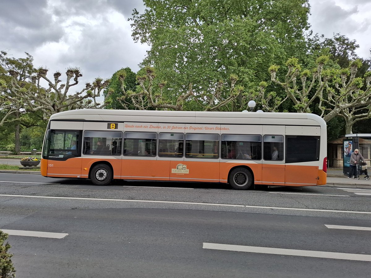 ElectricBus2's tweet photo. Mercedes Bernd eCitaro in retro design in service at ESWE Wiesbaden
@transport_urban 
@DaimlerTruckBus https://t.co/LrQdTX7w6n