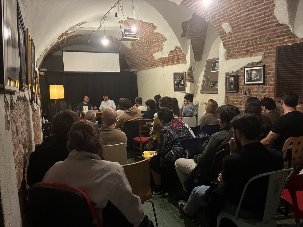 EdTintaRoja's tweet photo. 📖 Gracias a todos y todas las que os acercasteis ayer a Sin Tarima para la presentación de «Poemas proletarios y correspondencia» de Pascual Pla y Beltrán. Un agradecimiento especial para el profesor Aznar Soler por acompañarnos. Nos sentimos como en casa y entre familia. https://t.co/yxdw7x74DU