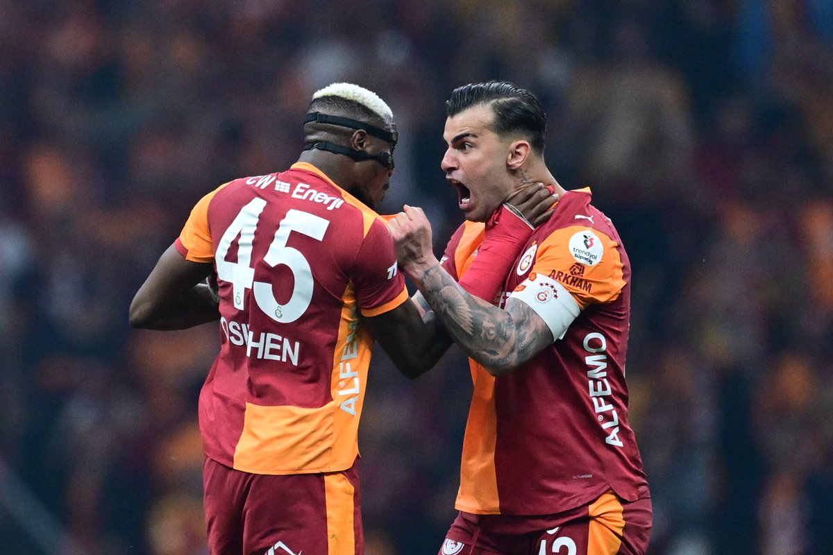 PesindeyizApp's tweet photo. Victor Osimhen: "Biz Galatasaray'ız, çok mutluyuz!" https://t.co/gllDWh0cMR
