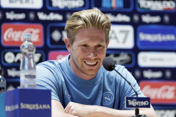 MohaXtra's tweet photo. 🚨🎙️ Kevin De Bruyne speaking about the Premier League title race after Manchester City’s latest win:

“I respect Arsenal and I respect what Arteta has built there because they are a very strong team now. The way they play, the confidence they have, the quality in the squad — you can clearly see the improvement.”

“But in football, especially in the Premier League, experience matters a lot during the final months of a title race. We’ve seen Arsenal many times get close and then lose control of the situation when the pressure becomes too big.”

🗣️ “That’s why with Manchester City you can never rule them out. They’ve been through these moments many times before. The mentality in that club is different. Even when people think they are finished, they keep winning and suddenly they’re back in the race again.”

“Honestly, I still hope Manchester City win the league. When you spend so many years fighting with a club, creating memories and winning trophies together, of course you still want them to succeed.”

🔥 “The scary thing about City is that they know how to handle pressure better than anyone. Arsenal might be leading now, but one bad result changes everything. Against a Pep Guardiola team, nothing is over until the final game.”

“And if City manage to overtake Arsenal again after everything people said earlier in the season, it would be another unbelievable statement from that team.