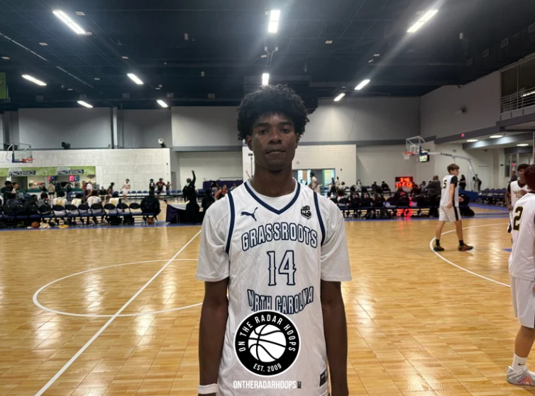 TriHoopsNet's tweet photo. 6'4 2027 Ryan Roberts (Grassroots NC) had a scoring clinic total a number of 31 points, scoring through all 3-levels. Explosive forward who thrives off his quick first-step. Lengthy, and capable of finishing with flair along with creativity around the rim. Consistent shooter. https://t.co/1u5Pr6fCwS