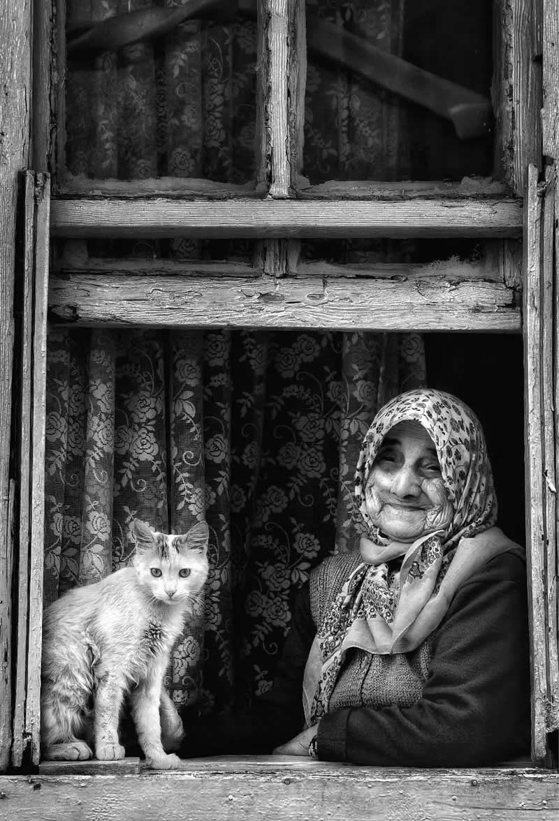 NUH_Kemal_'s tweet photo. Sen iki ters bir düz kırgınlıklar örerken beş numara şişle
Yumuşacık kakaolu kekler yapardı karşı evin annesi
İmrenirdim
Mutfağındaki eksik malzemeden bihaber
Tepeleme dolu kızgınlıklar yüklerdim dişlerimin arasına
Bilmezdim anne
Karşı evin babasında bitermiş iş
Bunu görmezdim + https://t.co/onUrlJLY1c