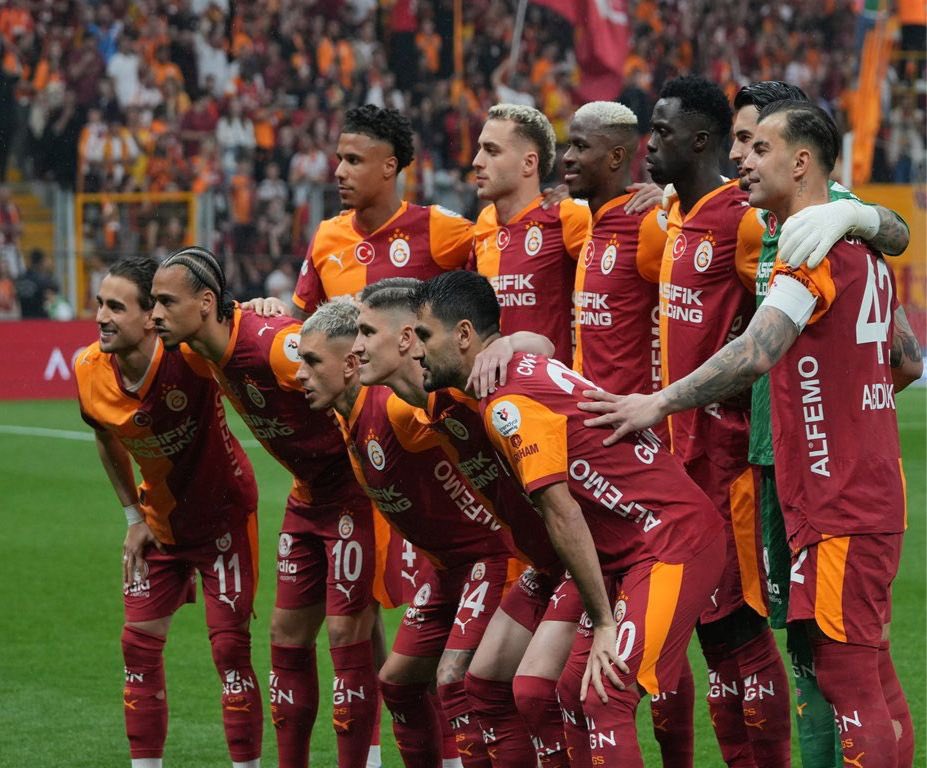 ZeydanKaralar01's tweet photo. Süper Lig 2025-2026 sezonunu şampiyon olarak tamamlayan Galatasaray’ı kutluyor; başta teknik ekip ve futbolcular olmak üzere, sarı-kırmızı camiayı ve taraftarlarını tebrik ediyorum. https://t.co/hgzd9jk12X