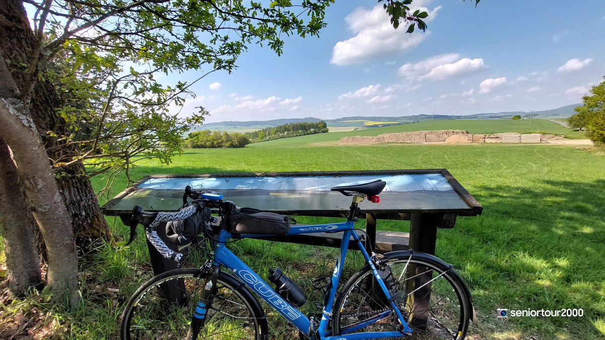seniortour2000's tweet photo. Do Nýrska na kofolu..z Nýrska přes býv. Zadní Fleky, Červené Dřevo a Liščí a skrz nádhernými bučinami Orlovického polesí, kde zimák opět projevil své gravel/xc ambice 😂, pak dolů do Chodské Lhoty a se zapadajícím sluncem kopečkama nahoru dolů zase domů..😂 #Sumava💚❤️ https://t.co/8yNPdIDKKr