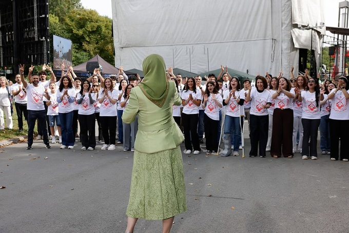 #مريم_رجوى در شخصیت هر فرد، «گوهر درخشان وجود انسان» را می‌بیند. این تعبیر زیبا، بیانگر باور عمیق او به ارزش بی‌بدیل و حرمت ذاتی هر انسانی است. چنین نگرشی، او را قادر می‌سازد تا با تمام افراد ـ فارغ از جنس، زبان، ملیت یا مذهب- با احترام و گشادگی خاطر برخورد کند.