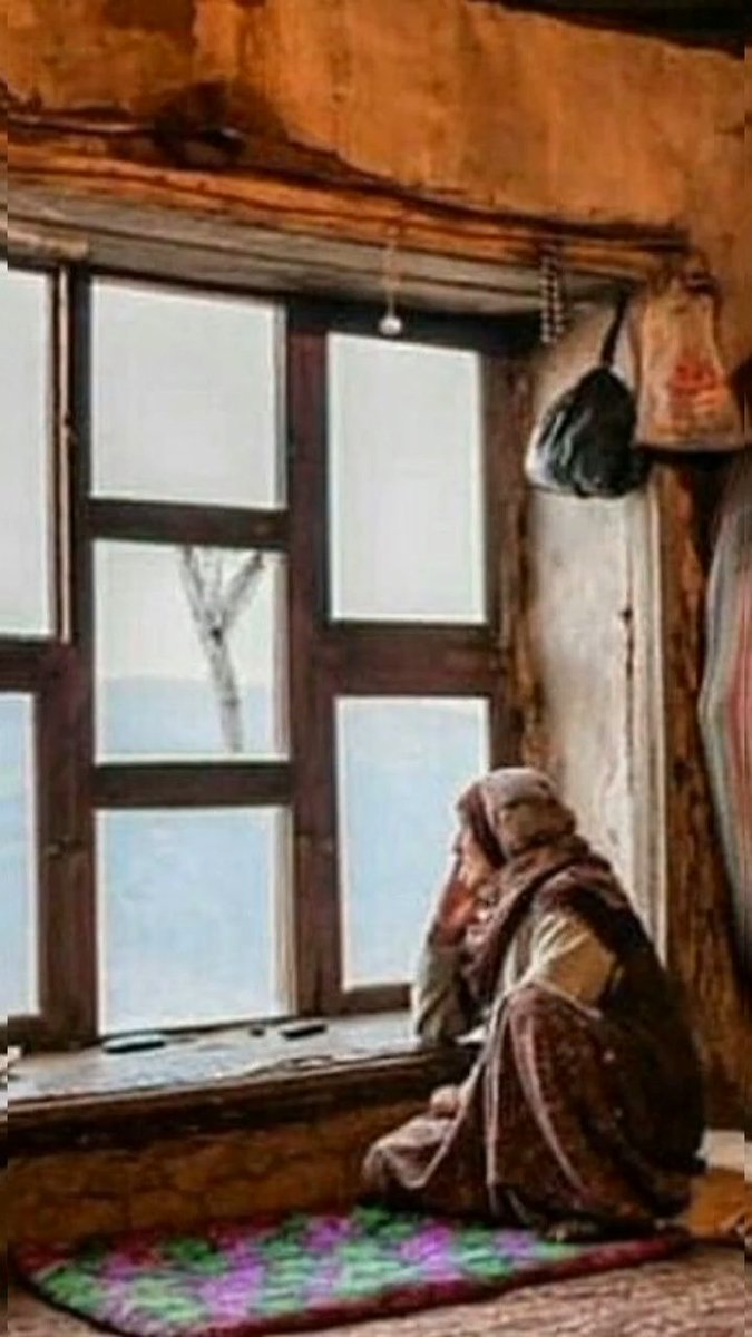 NUH_Kemal_'s tweet photo. Hep başın ağrırdı
Başın, hep ağrırdı
Sırf bu yüzden bile bazı zamanlar
Seni sevmezdim
Küçüktüm anne
Bilseydim evinde su faturası ödenmemiş
Çeşmeden akmayan suya
İsyan etmezdim
Sen iki kere ikinin dört ettiğini ekmek hesabından bilirken https://t.co/lRgpjmktEK