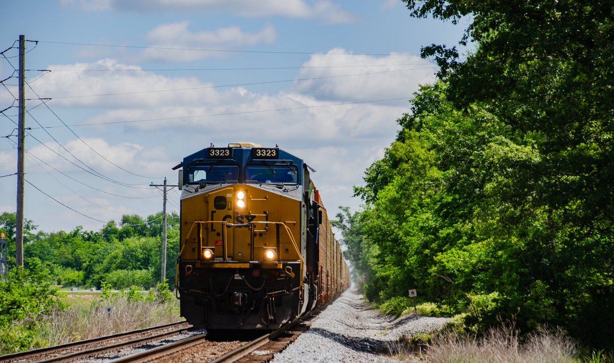 JJackson2716's tweet photo. Happy national train day!!! Here’s M573 running south this morning. https://t.co/EZrNyMEVQf