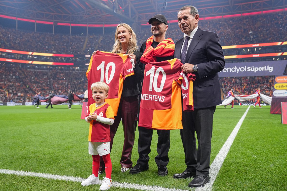 webaslan's tweet photo. Dries Mertens: "Bunu görmem gerekiyordu, kaçırmam imkansız. Herkesi tebrik etmek istiyorum 4 sene üst üste şampiyon oldukları için." https://t.co/efuvKPPynp