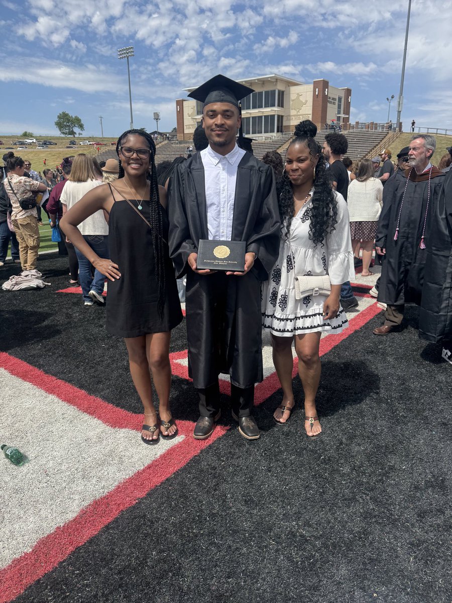Bailee_BishopTv's tweet photo. Congratulations @_BeLegendary proud of you! Way to stay focus and finish your goals! Top notch man!🙏🏽 https://t.co/EPaUJM6j3E