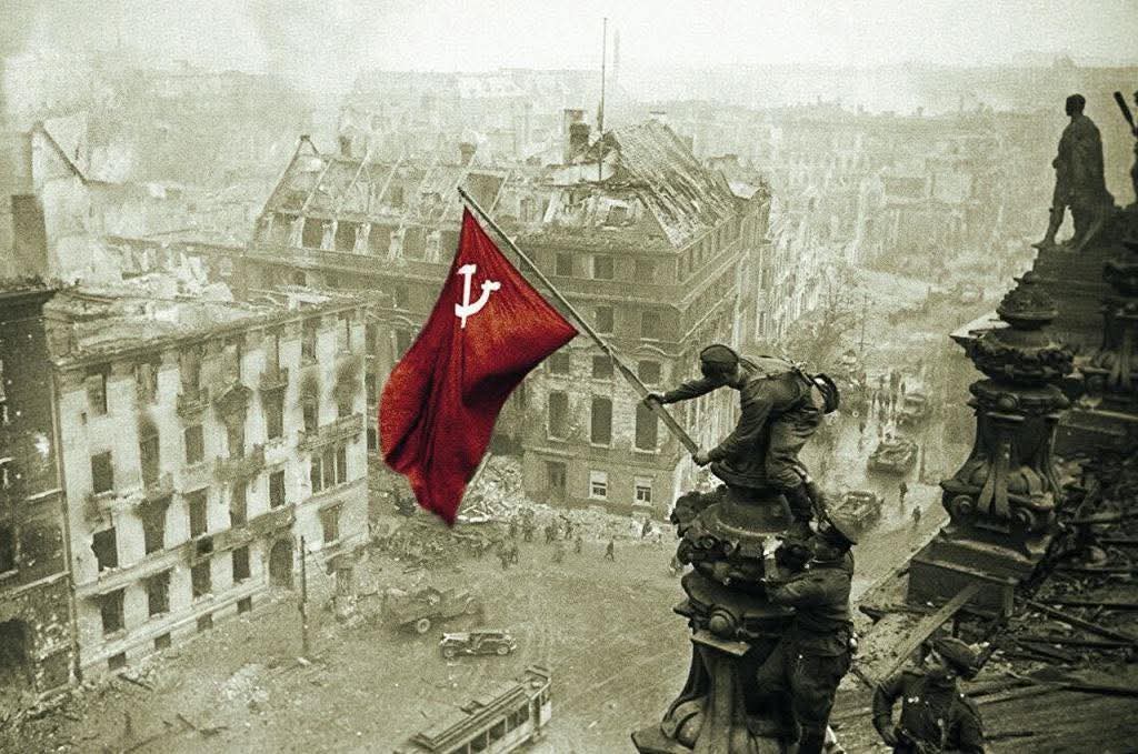 EloylvarezMart1's tweet photo. Gloriosa celebración este 9 de mayo en Moscú por el Día de la Victoria de la Gran Guerra Patria, honor a los caídos y que nunca olviden en el mundo cuanto sacrificó el pueblo ruso para lograr esta victoria. #HonrarHonra a lo caído en este 85 aniversario.
#IndustriasCuba https://t.co/8SAcJXvkqe
