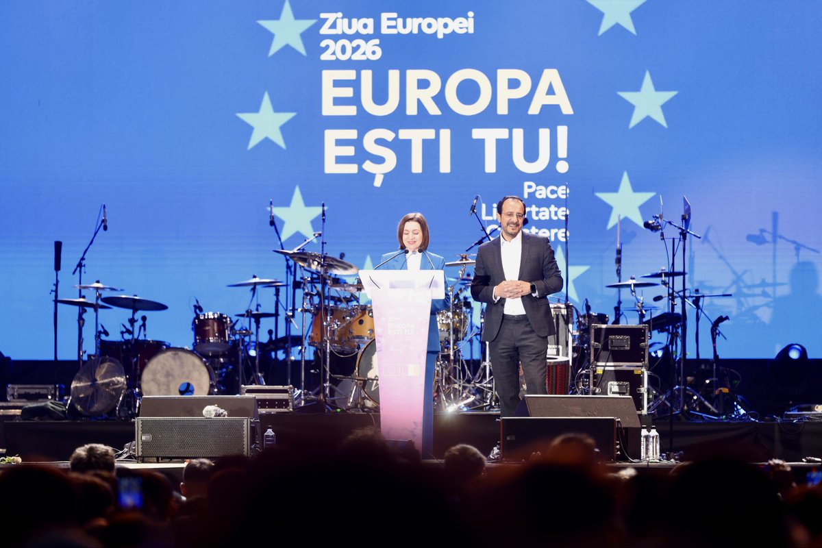 CYpresidency's tweet photo. Η διεύρυνση της Ευρωπαϊκής Ένωσης και η ευρωπαϊκή προοπτική της Μολδαβίας βρέθηκαν στο επίκεντρο της πρώτης επίσημης επίσκεψης Προέδρου της Κυπριακής Δημοκρατίας στη χώρα, την οποία πραγματοποίησε σήμερα στο Κισινάου ο Πρόεδρος @PresidentCYP @Christodulides, στο πλαίσιο και της Κυπριακής Προεδρίας του Συμβουλίου της ΕΕ. Κατά τις συναντήσεις και συνομιλίες με την Πρόεδρο της Μολδαβίας Maia Sandu επιβεβαιώθηκε η κοινή πολιτική βούληση για περαιτέρω ενίσχυση των διμερών σχέσεων, ενώ συζητήθηκαν η ενταξιακή πορεία της Μολδαβίας, οι περιφερειακές εξελίξεις και το Κυπριακό.

Ο Πρόεδρος της Δημοκρατίας υπογράμμισε ότι μια ισχυρότερη και ασφαλέστερη Ευρωπαϊκή Ένωση περνά μέσα από τη διεύρυνση και τη στήριξη χωρών που επιλέγουν σταθερά την ευρωπαϊκή πορεία, σημειώνοντας πως η Κύπρος γνωρίζει από τη δική της εμπειρία τη σημασία της ένταξης στην ΕΕ ως του σημαντικότερου εθνικού στόχου στη σύγχρονη ιστορία της χώρας. Παράλληλα, επανέλαβε τη σταθερή στήριξη της Κυπριακής Δημοκρατίας προς τη Μολδαβία και τον λαό της, επισημαίνοντας ότι το ευρωπαϊκό μέλλον της χώρας αποτελεί στρατηγική επιλογή με προοπτική σταθερότητας, ανάπτυξης και ευκαιριών για τη νέα γενιά. 🇨🇾🇪🇺🇲🇩