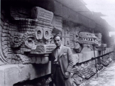 Mario Pani en Teotihuacán. 
1934.