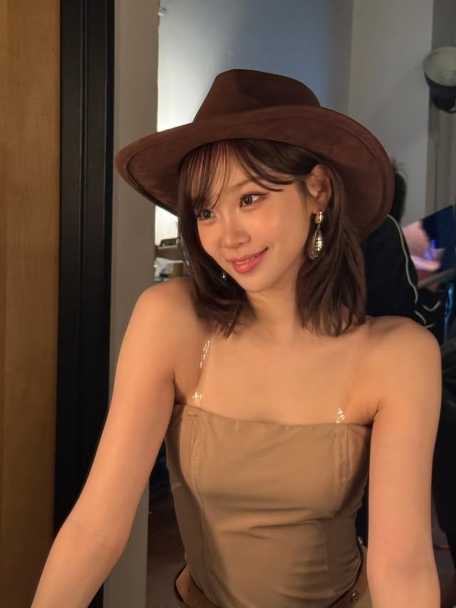 hourly chaewon ☆ tweet media