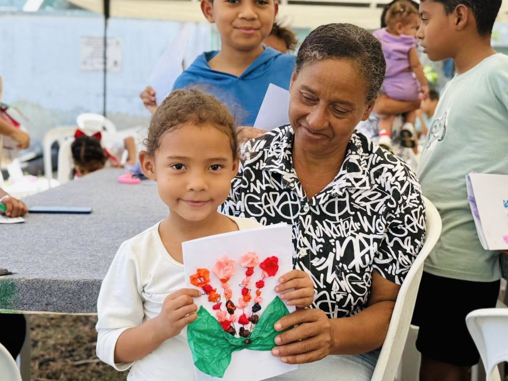 alcaldiabquilla's tweet photo. Cada sábado, en nuestros comedores comunitarios, hay mamitas que con amor, entrega y cuidado convierten estos espacios en un hogar para nuestros niños y niñas.

Hoy exaltamos a esas mujeres que alimentan, acompañan y abrazan con el corazón. 👩🏻‍🍳🙌🏼
#BAQEsHogarComoMamá https://t.co/PAy14nkrSs